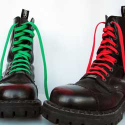 Что значит шнурки на скинхеде. Берцы панковские шнуровка. Берцы с зелеными шнурками. Мартинсы с зелеными шнурками. Берцы с красными шнурками.