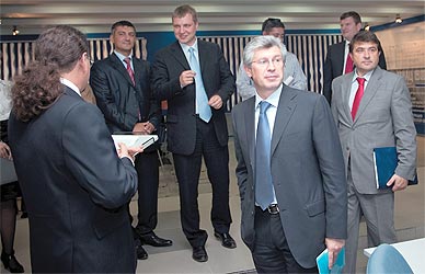 Молодежь раскидывает сети